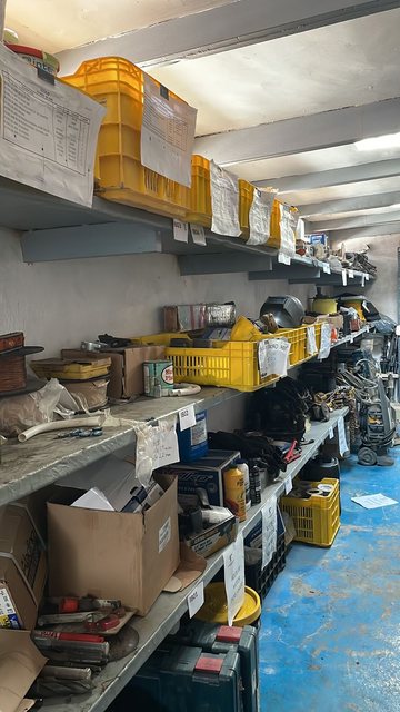 Estanterías del almacén con materiales, herramientas y consumibles clasificados