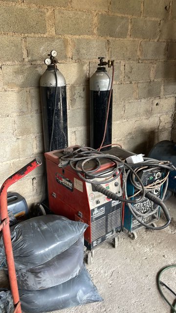 Bombonas de gases junto a equipos de corte y soldadura