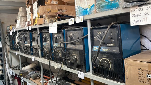 Máquinas de soldar eléctricas Miller en estantería
