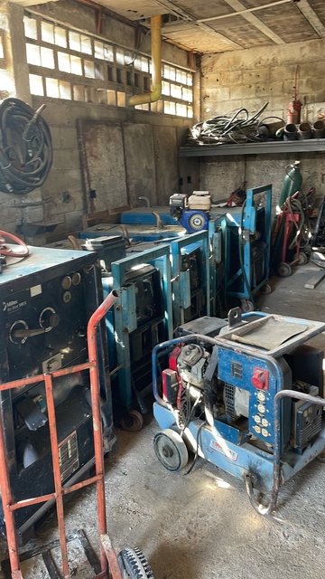 Máquinas de soldar a gasoil alineadas en el taller