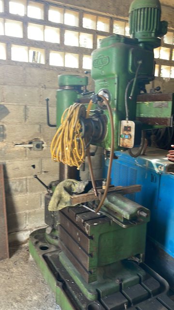 Taladro radial en el taller