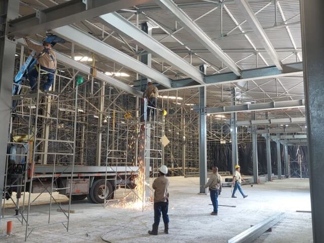 Montaje de estructura con equipo en altura