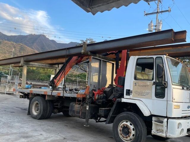 Traslado de perfiles con camión grúa