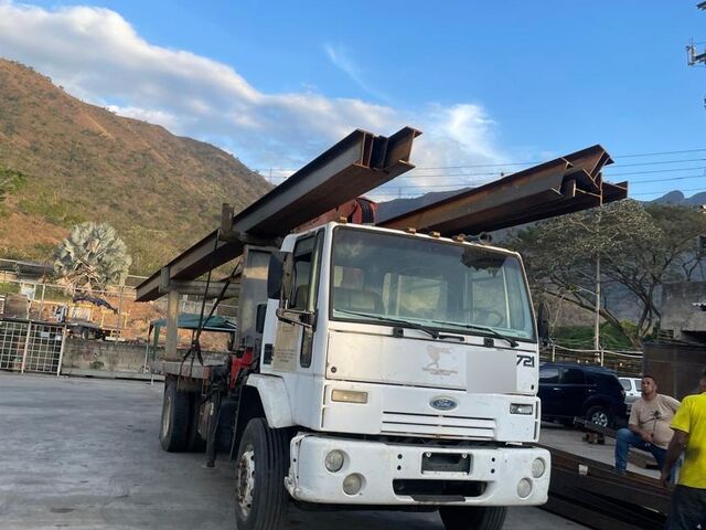 Camión grúa cargado con perfiles