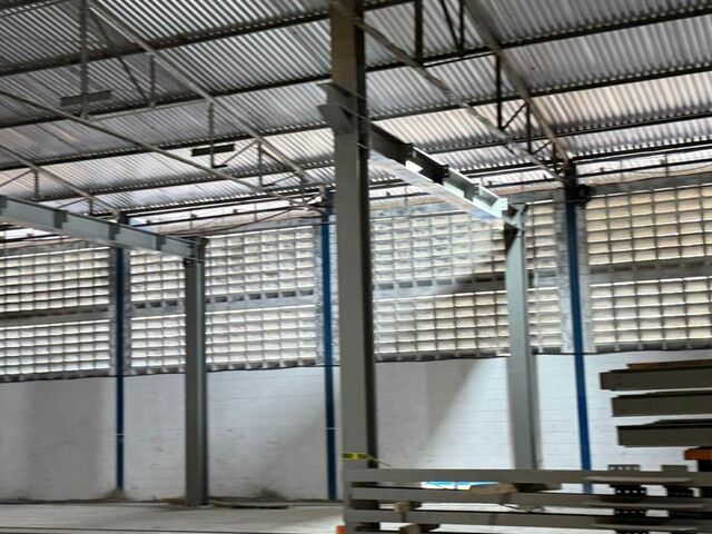 Perfiles junto a las columnas del galpón