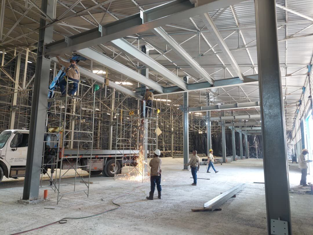 Montaje de estructura con equipo en altura