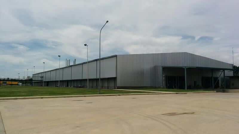 Exterior del galpón de embutidos Protinal en Valencia