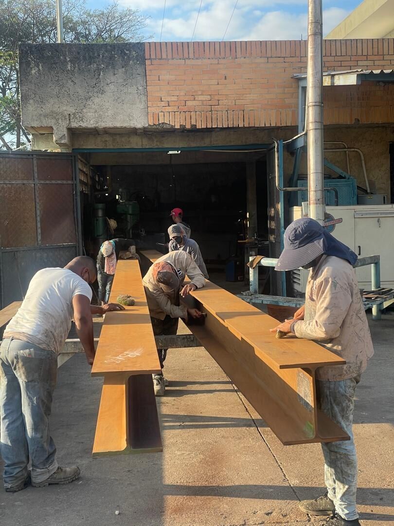 Equipo de PCC 2995 preparando perfiles metálicos en el taller