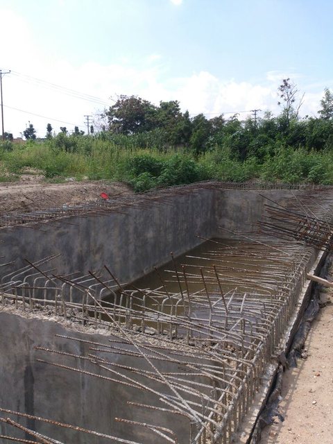 Fundación excavada con el acero de refuerzo colocado
