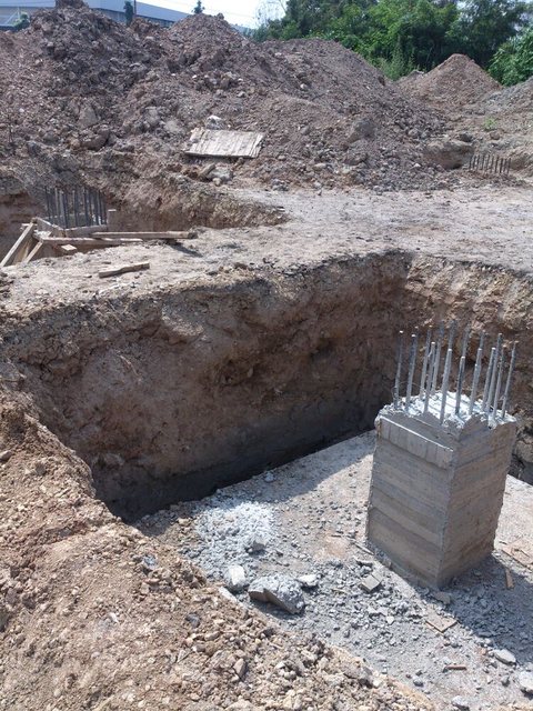 Pedestal de concreto con barras de arranque dentro de la excavación