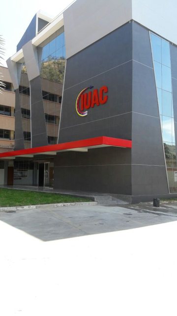 Fachada de la sede del Instituto Universitario de Aeronáutica Civil (IUAC)